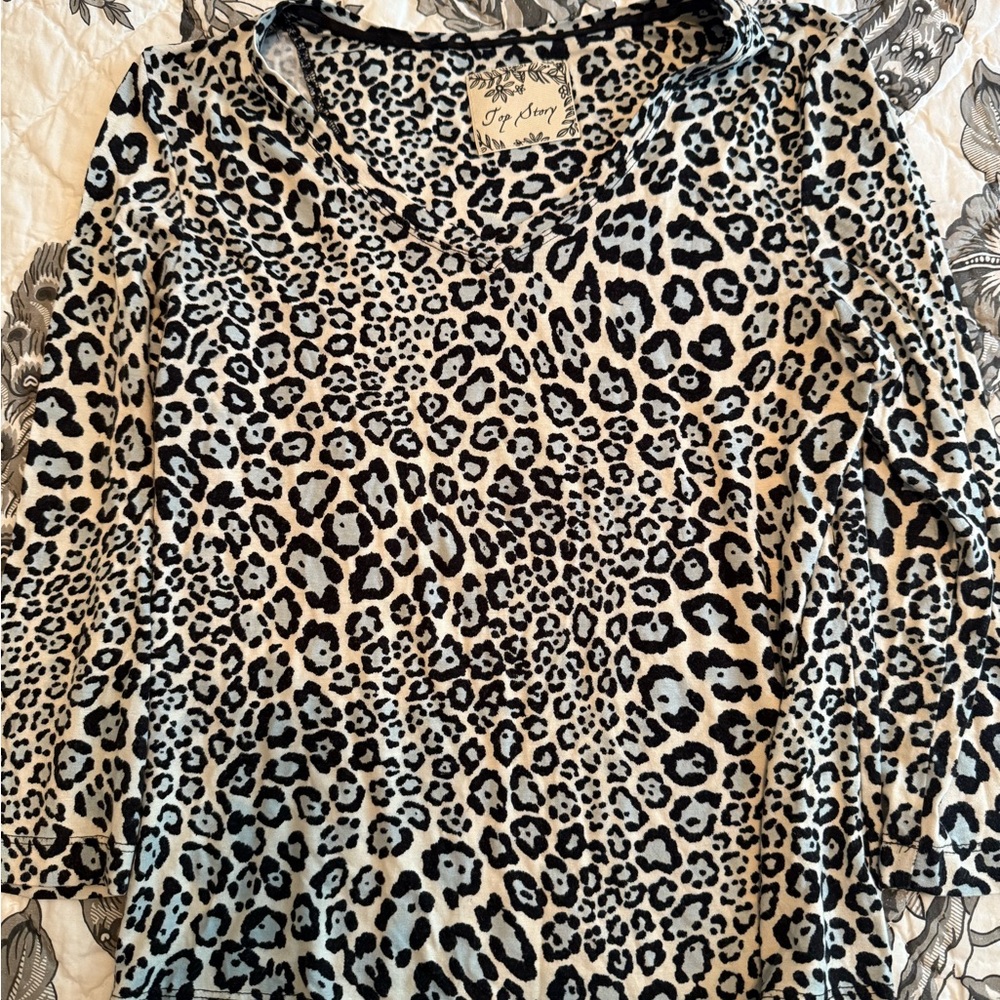 ❤️10/20 Gray Leopard Print Long Sleeve Top